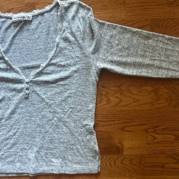 abercrombie long sleeve top shirt M Gray V Neck Henley Lace Crochet Trim Soft - Picture 2 of 3